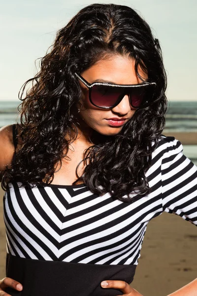 Csinos indiai lány a strandon, nyáron napszemüveg. — Stock Fotó