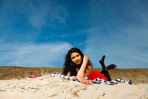 Yaz aylarında sahilde kırmızı giymiş uzun saçlı Hintli kız — Stok fotoğraf