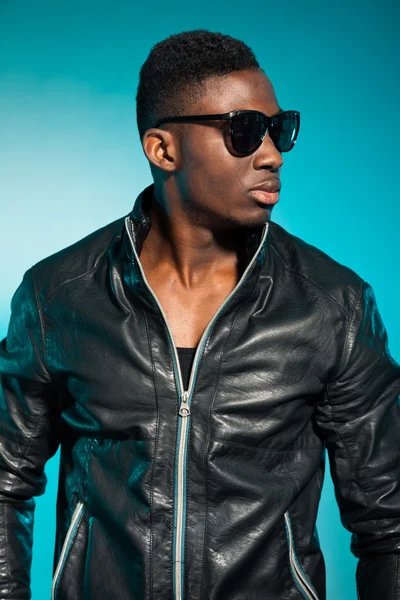 serin kentsel şık siyah Amerikalı adam. moda studio vurdu.