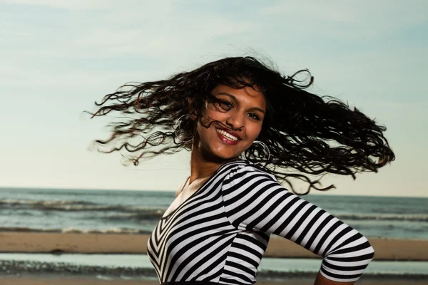 夏のビーチでの長い髪とはかなりインドの少女. — ストック写真