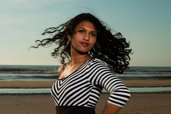 Όμορφη ινδική κορίτσι με μακριά μαλλιά στην παραλία το καλοκαίρι. — Φωτογραφία Αρχείου