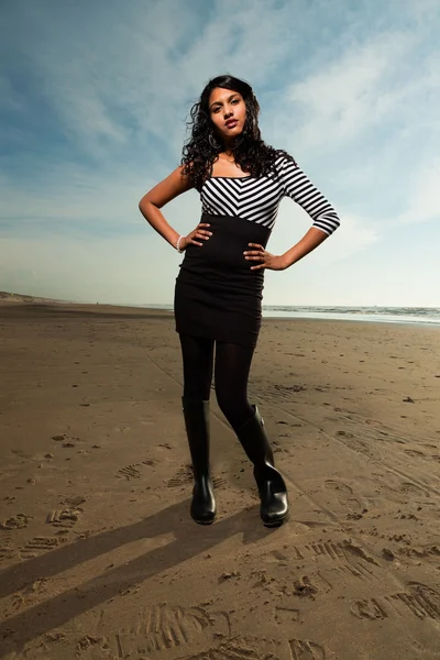 Pretty indian girl with long hair on the beach in summer. — Stock Photo, Image