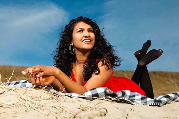 Menina indiana com cabelo longo vestido de vermelho na praia no verão — Fotografia de Stock