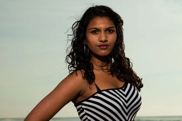 Yaz aylarında sahilde uzun saçlı güzel Hintli kız. — Stok fotoğraf