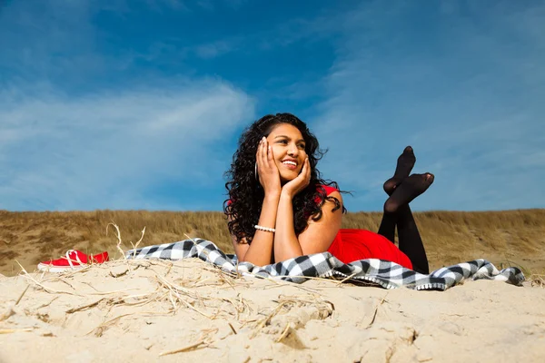 Menina indiana com cabelo longo vestido de vermelho na praia no verão — Fotografia de Stock