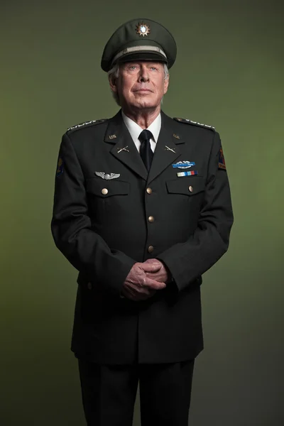 Militaire generaal in uniform. studio portret. — Stockfoto