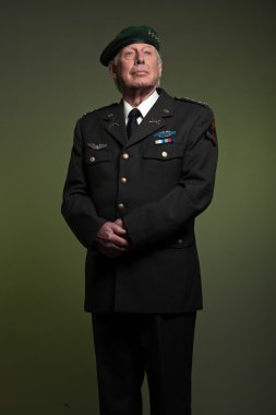 Bizim üniformalı askeri general. Stüdyo portre.