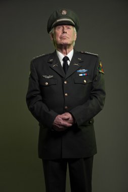 Bizim üniformalı askeri general. Stüdyo portre.