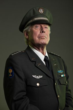 Bizim üniformalı askeri general. Stüdyo portre.
