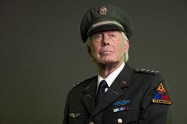 Bizim üniformalı askeri general. Stüdyo portre.