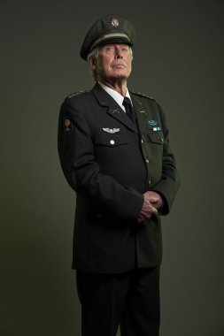 Bizim üniformalı askeri general. Stüdyo portre.