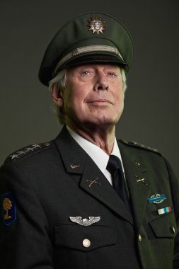 Bizim üniformalı askeri general. Stüdyo portre.