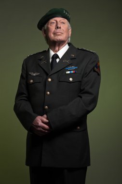 Bizim üniformalı askeri general. Stüdyo portre.