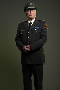 Bizim üniformalı askeri general. Stüdyo portre.