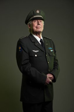 Bizim üniformalı askeri general. Stüdyo portre.