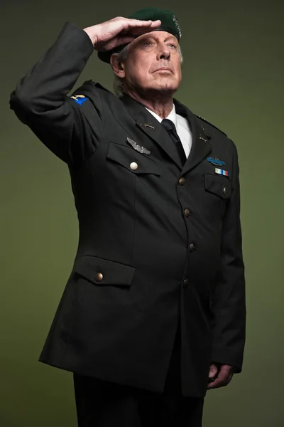 US military general wearing beret. Salutation. Studio portrait. — Stock Photo, Image