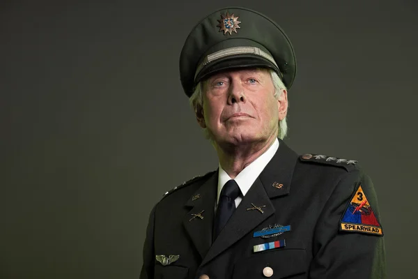 Uns Militärgeneral in Uniform. Studioporträt. — Stockfoto