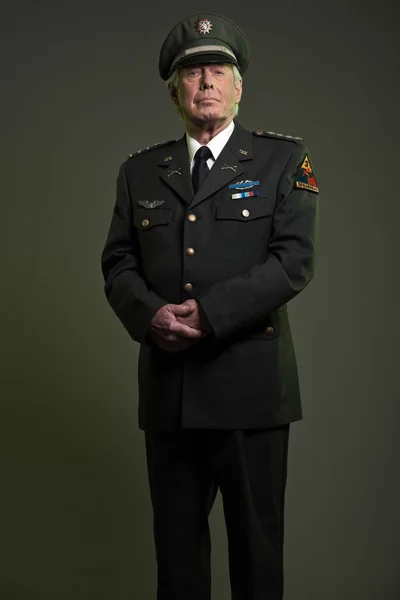 Bizim üniformalı askeri general. Stüdyo portre. — Stok fotoğraf