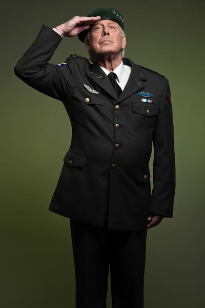 US military general wearing beret. Salutation. Studio portrait. — Stock Photo, Image