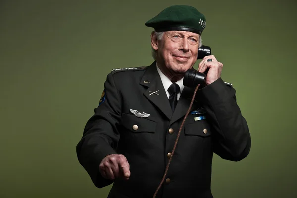 US military general wearing beret. Calling with phone. Studio po — Stock Photo, Image