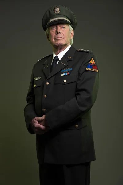 Uns Militärgeneral in Uniform. Studioporträt. — Stockfoto