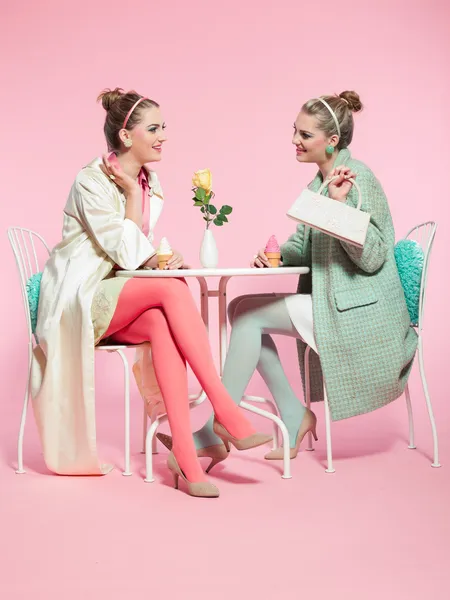 Duas meninas cabelo loiro dos anos cinquenta estilo de moda comer sorvete . — Fotografia de Stock