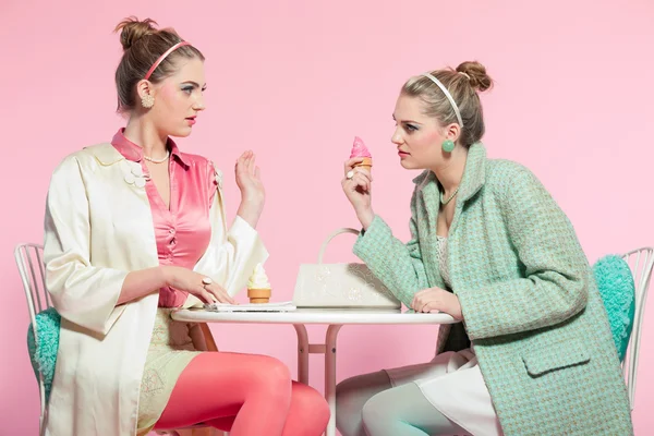 Two girls blonde hair fifties fashion style eating ice cream. — Stock Photo, Image