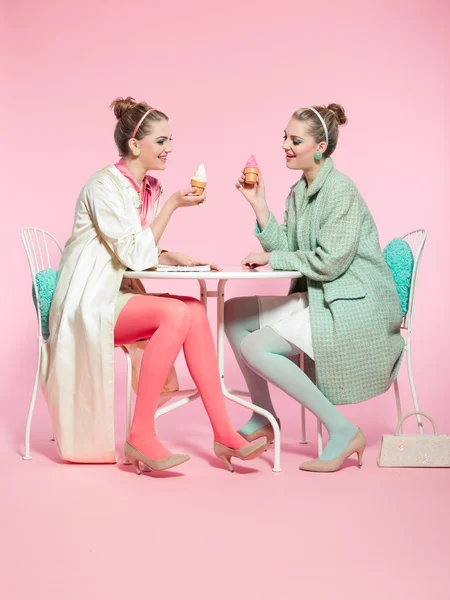 Two girls blonde hair fifties fashion style eating ice cream. — Stock Photo, Image
