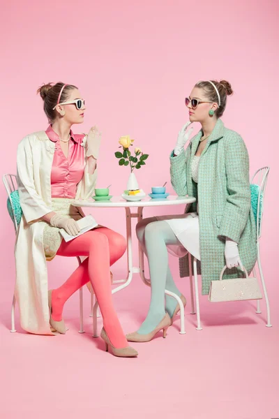 Two girls blonde hair fifties fashion style drinking tea. — Stock Photo, Image