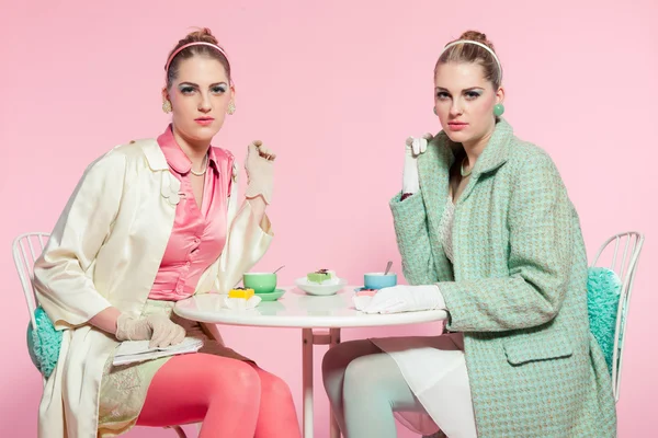 Two girls blonde hair fifties fashion style drinking tea. — Stock Photo, Image