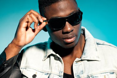 serin kentsel şık siyah Amerikalı adam. moda studio vurdu.