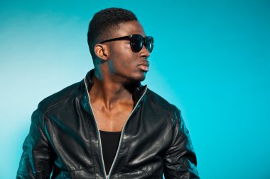 serin kentsel şık siyah Amerikalı adam. moda studio vurdu.