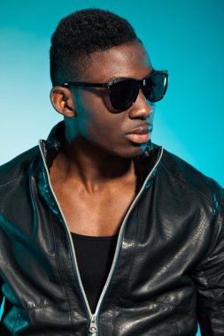 serin kentsel şık siyah Amerikalı adam. moda studio vurdu.