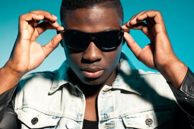 serin kentsel şık siyah Amerikalı adam. moda studio vurdu.