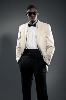 güneş gözlüğü ile takım elbiseli şık siyah Amerikalı adam. moda stud