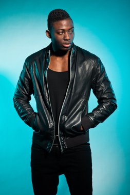 serin kentsel şık siyah Amerikalı adam. moda studio vurdu.