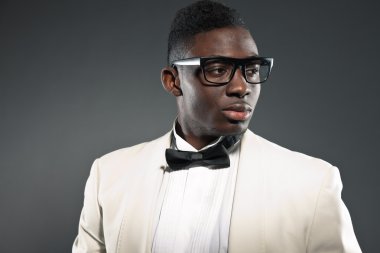 Gözlüklü elbiseli şık siyah Amerikalı adam. moda stüdyosu