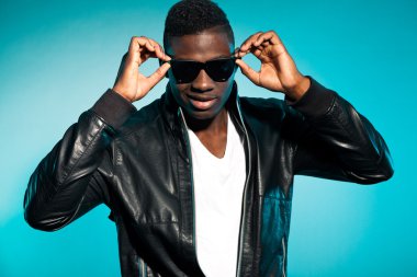 serin kentsel şık siyah Amerikalı adam. moda studio vurdu.