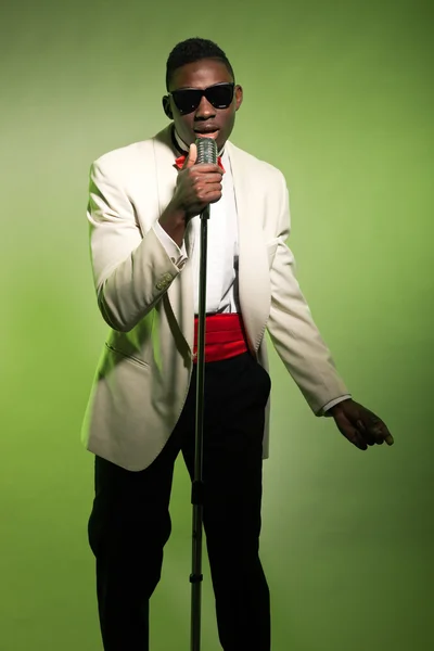 Cantando hombre negro americano con traje y gafas de sol. Vintage . — Foto de Stock