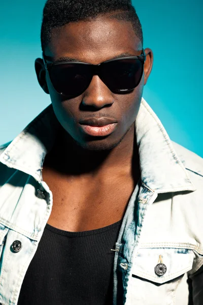 Cool városi elegáns fekete amerikai férfi. divat stúdió felvétel. — Stock Fotó
