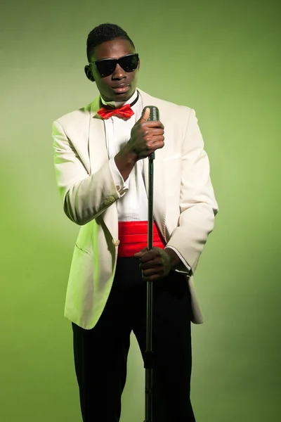 Cantando hombre negro americano con traje y gafas de sol. Vintage . — Foto de Stock