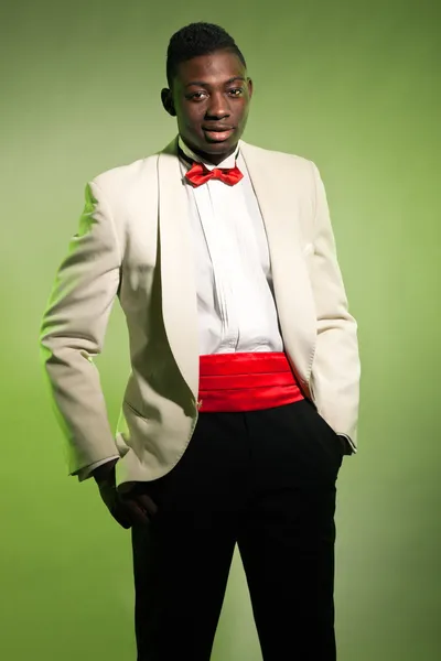 Cool zwarte Amerikaanse man in pak. mode studio opname. — Stockfoto