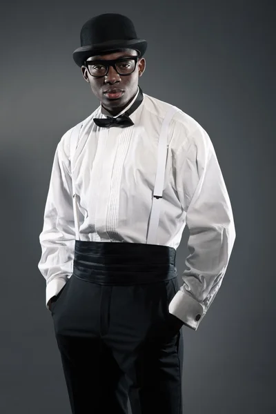 Hombre americano negro vintage en traje con sombrero. Estudio de moda tiro — Foto de Stock