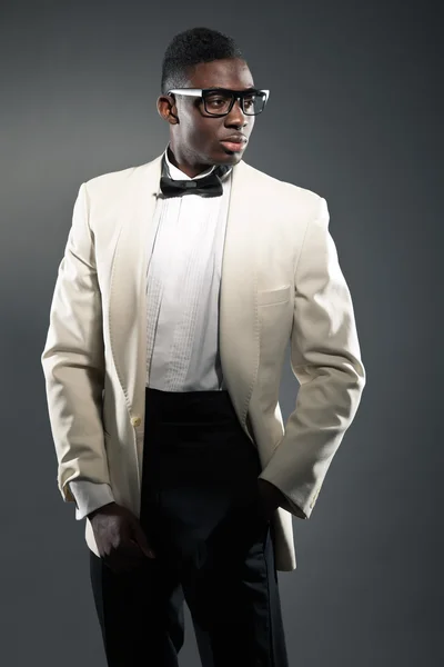 Elegante hombre negro americano en traje con gafas. Estudio de moda — Foto de Stock