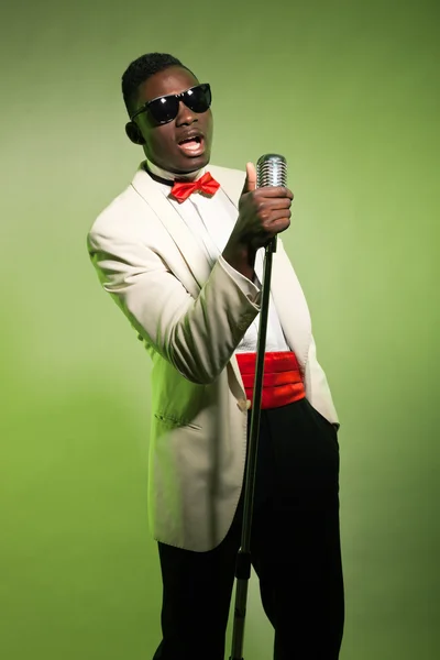 Cantando hombre negro americano con traje y gafas de sol. Vintage . —  Fotos de Stock