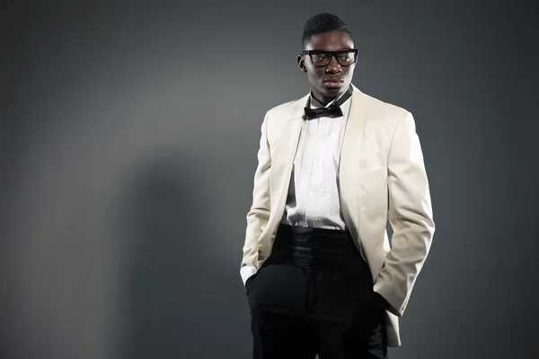 Elegante hombre negro americano en traje con gafas. Estudio de moda — Foto de Stock