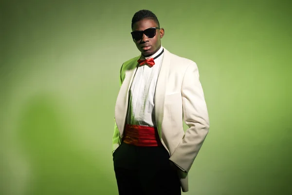 Cool black american man in suit wearing sunglasses. Fashion shot — Stock Photo, Image