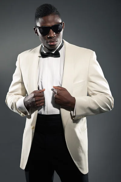 Stylish black american man in suit with sunglasses. Fashion stud — Stock Photo, Image