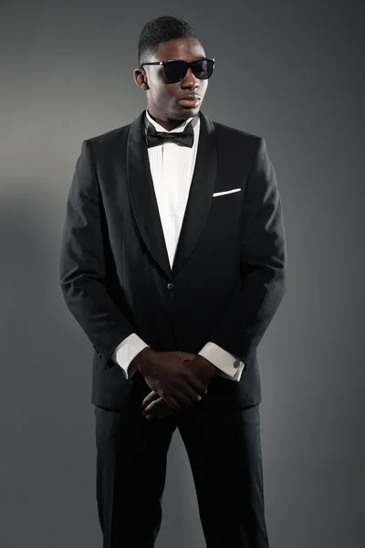 Cool elegante hombre negro americano en traje de gala. Moda tiro . — Foto de Stock