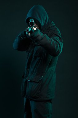 Sniper siyah holding silahı sakallı. Stüdyo vurdu.